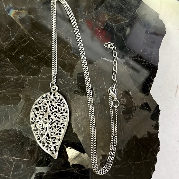 Filigree Silver-Tone Leaf Style Necklace - Picture 1 of 1